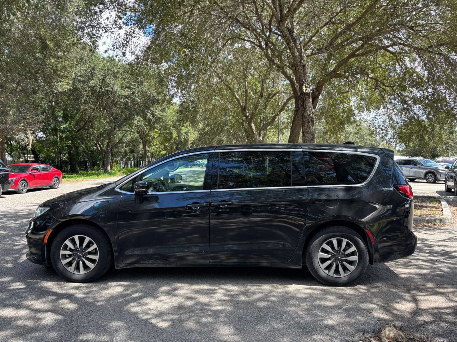 Thumbnail: 2022 Chrysler Pacifica - 4