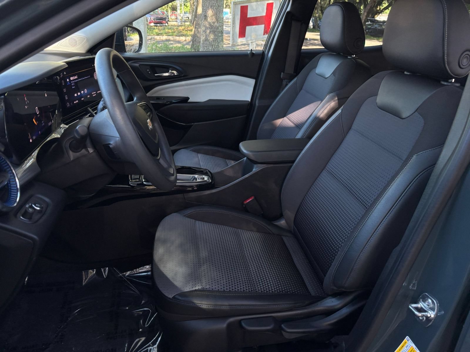 Thumbnail: 2025 Chevrolet Trax - 25