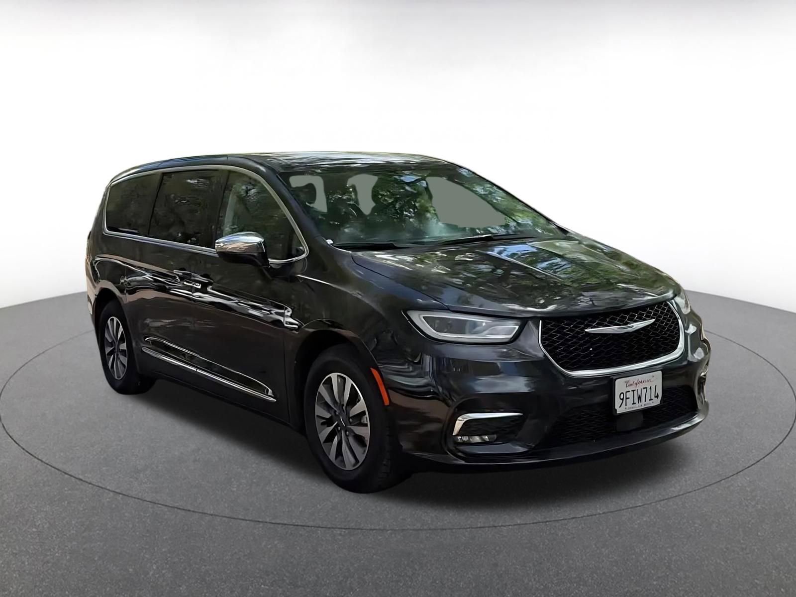 Thumbnail: 2023 Chrysler Pacifica - 3