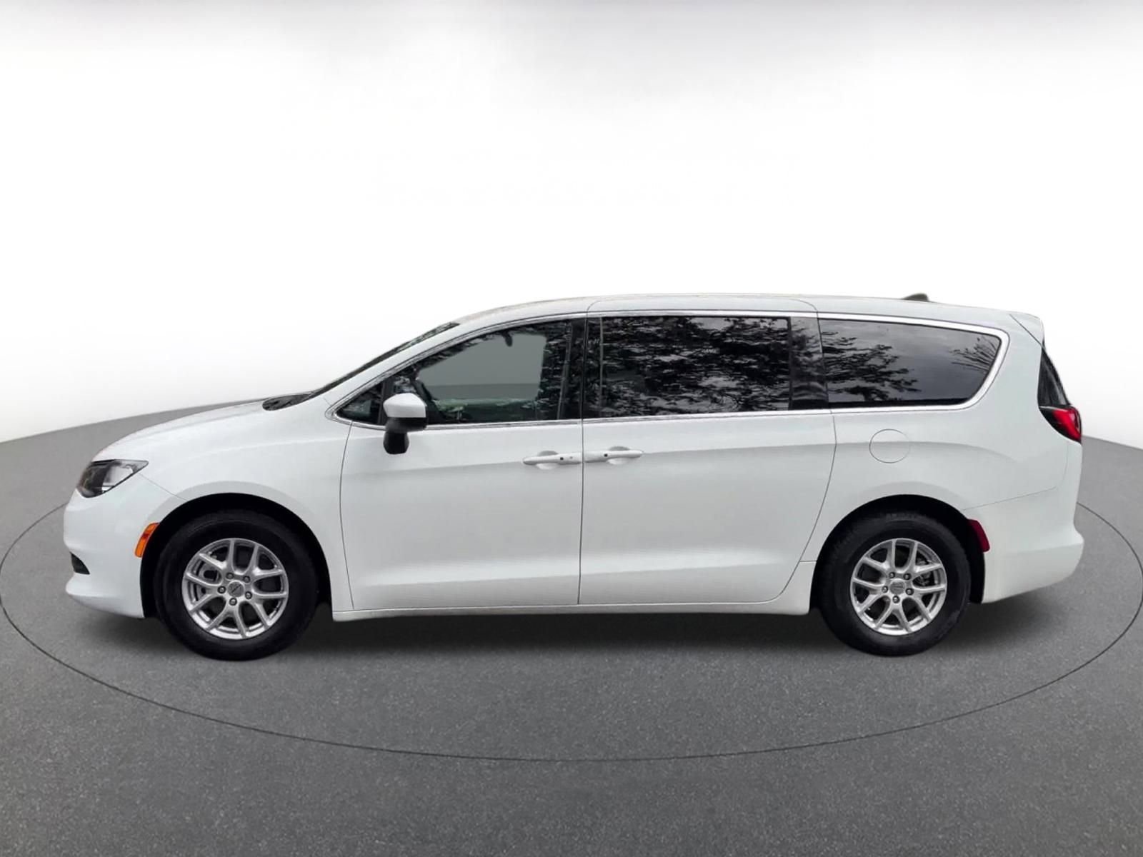 Thumbnail: 2022 Chrysler Voyager - 9