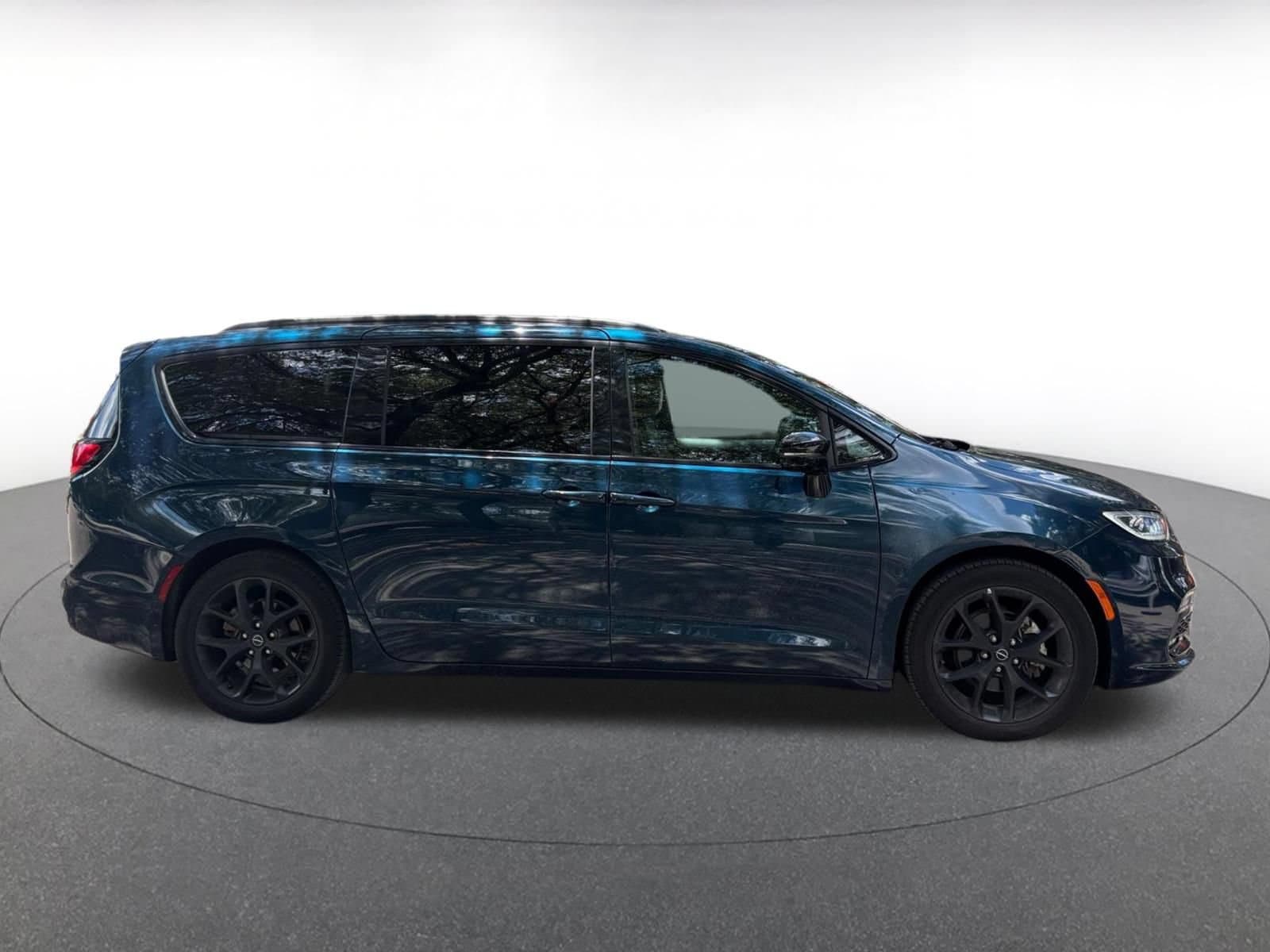 Thumbnail: 2025 Chrysler Pacifica - 8