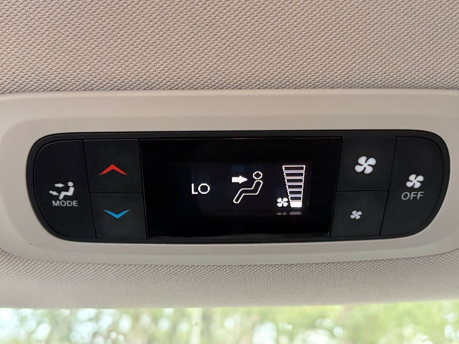 Thumbnail: 2022 Chrysler Voyager - 17