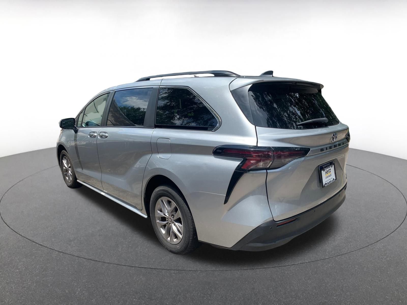 2023 Toyota Sienna XLE 12