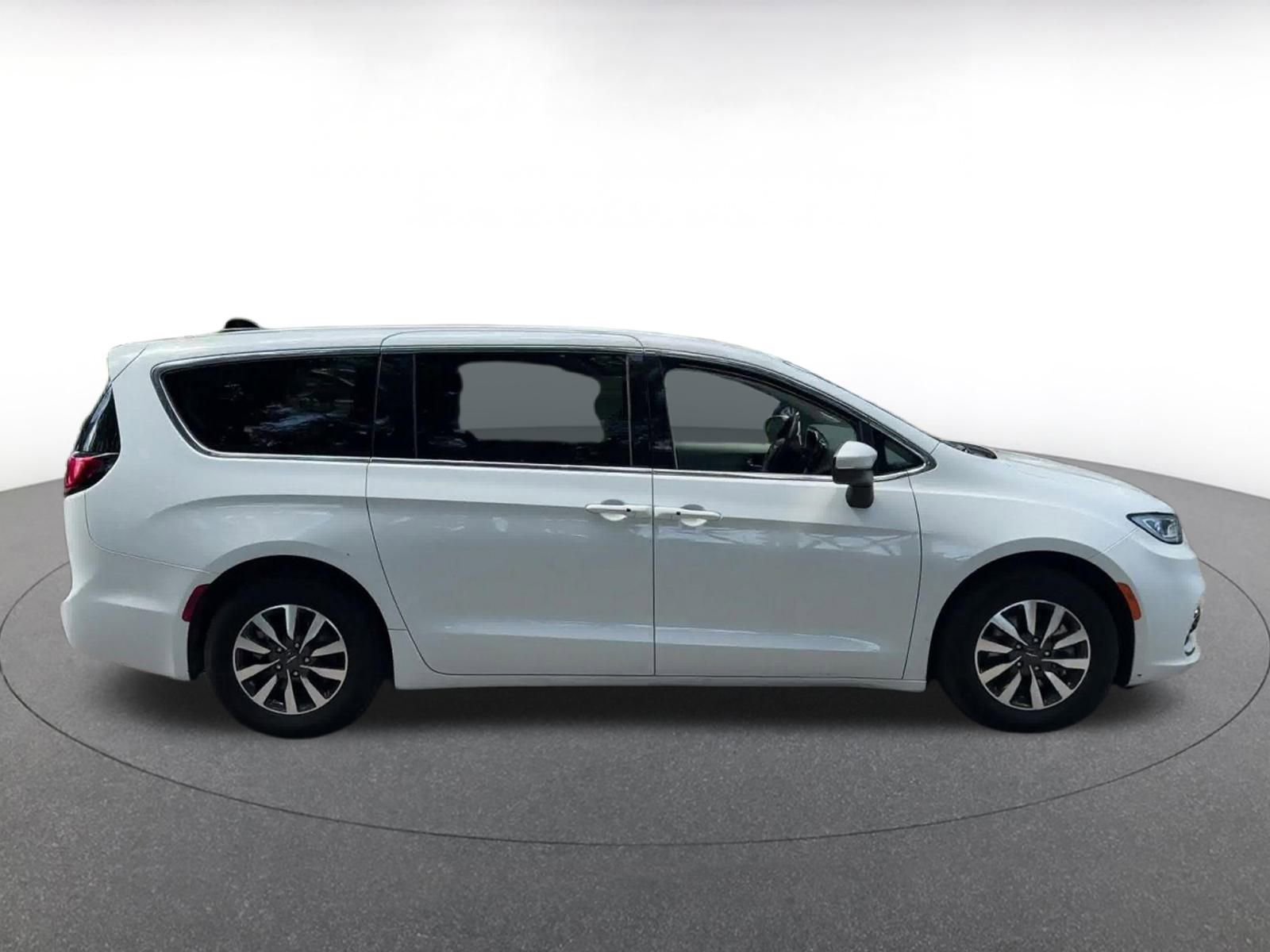 Thumbnail: 2023 Chrysler Pacifica - 16