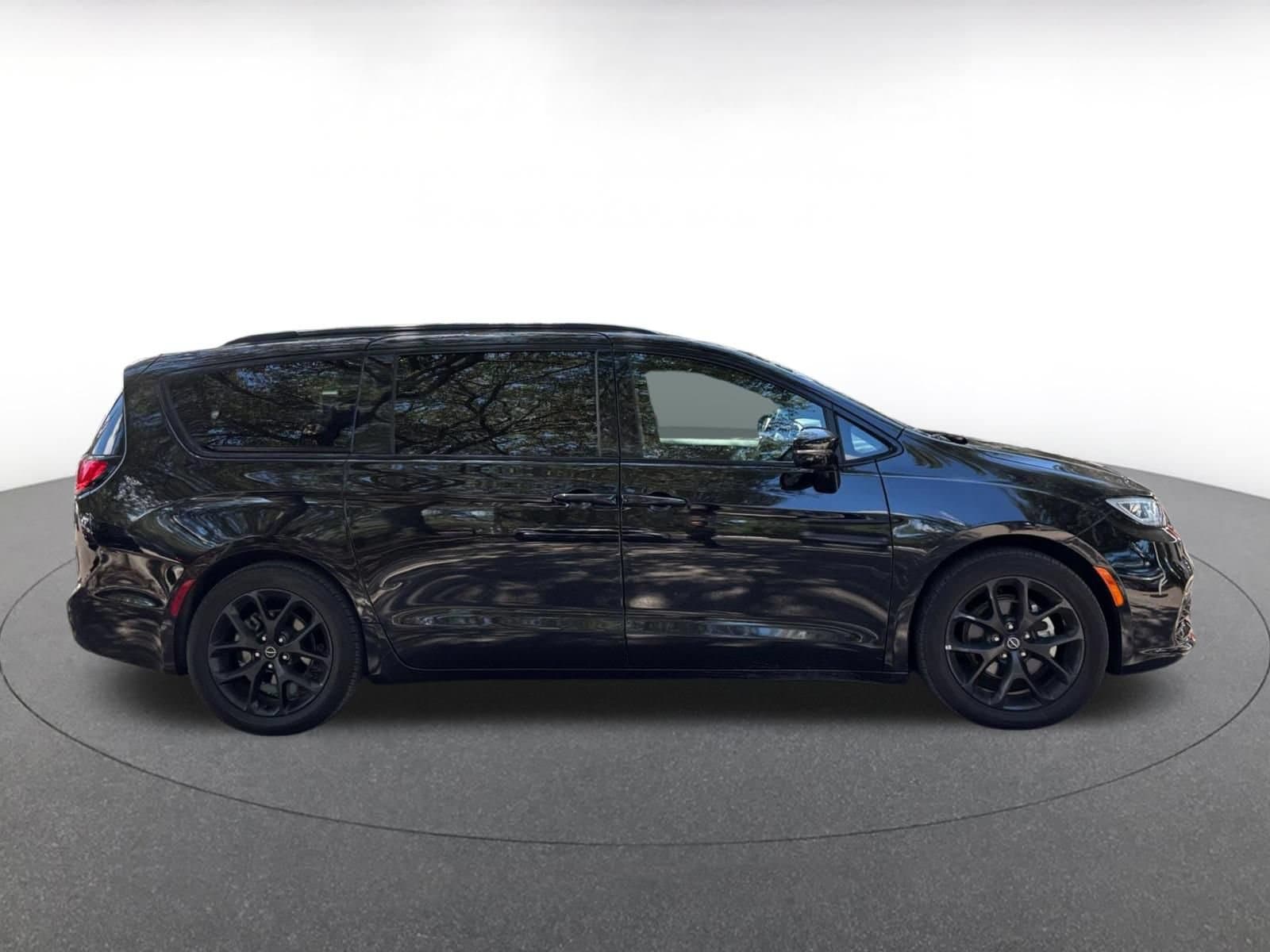 Thumbnail: 2025 Chrysler Pacifica - 8