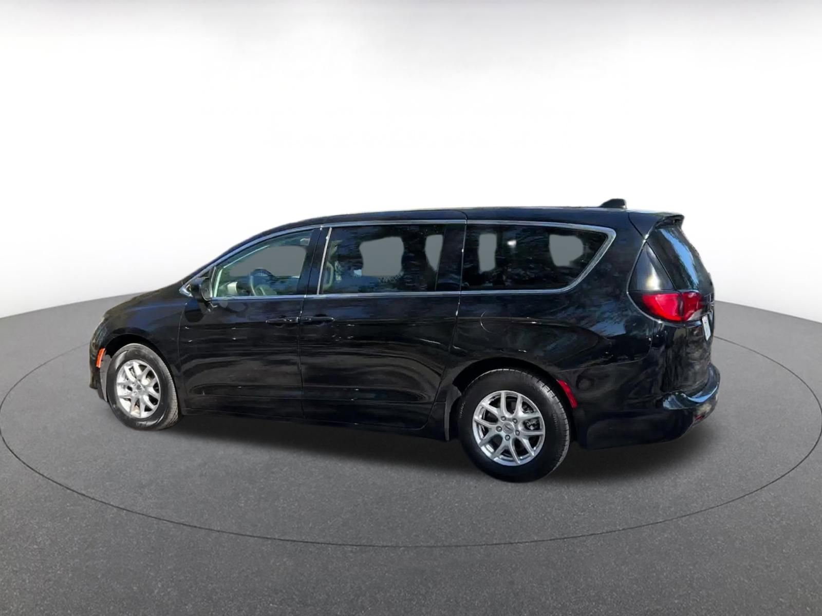 Thumbnail: 2024 Chrysler Voyager - 10