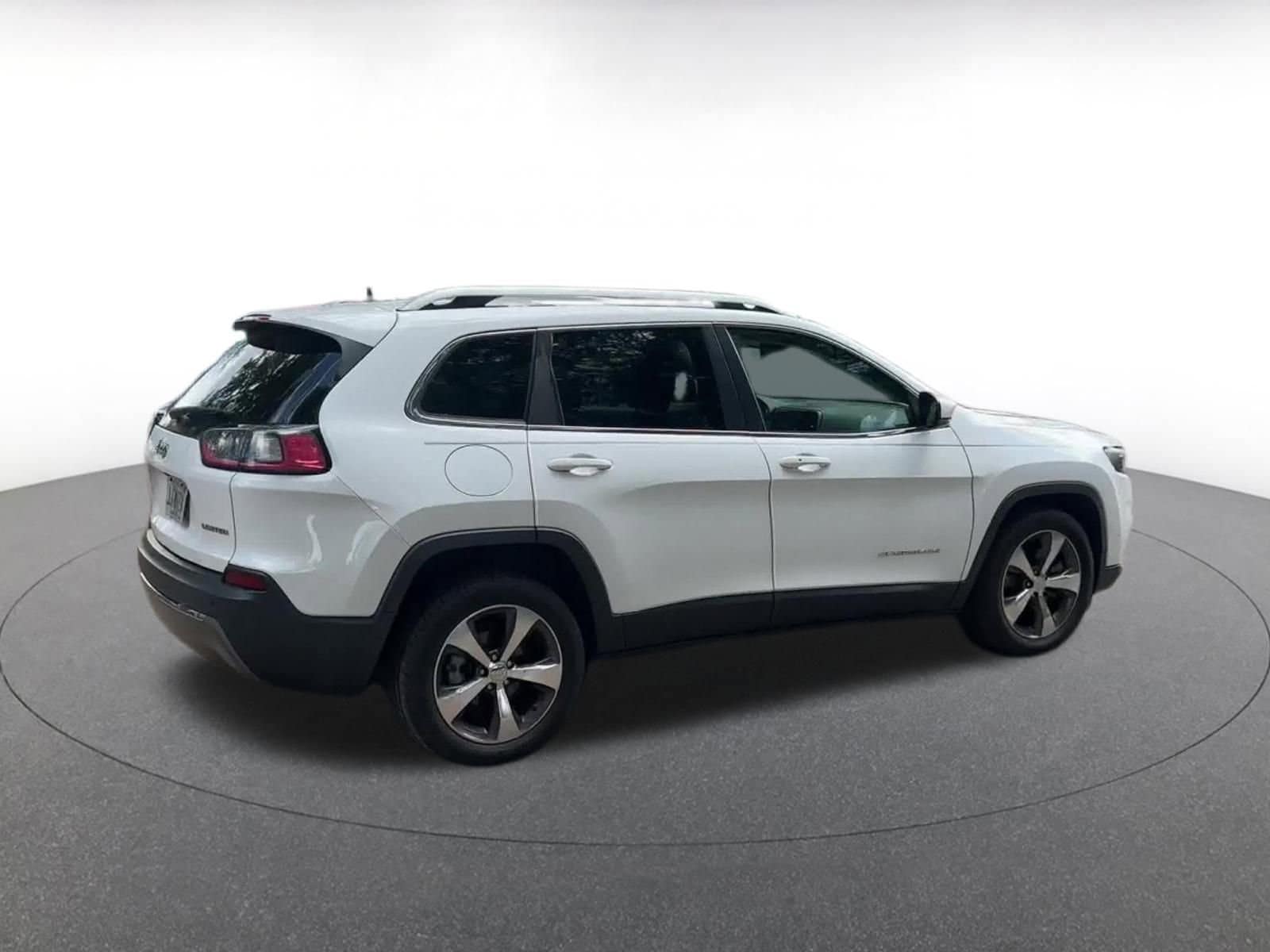Thumbnail: 2019 Jeep Cherokee - 18