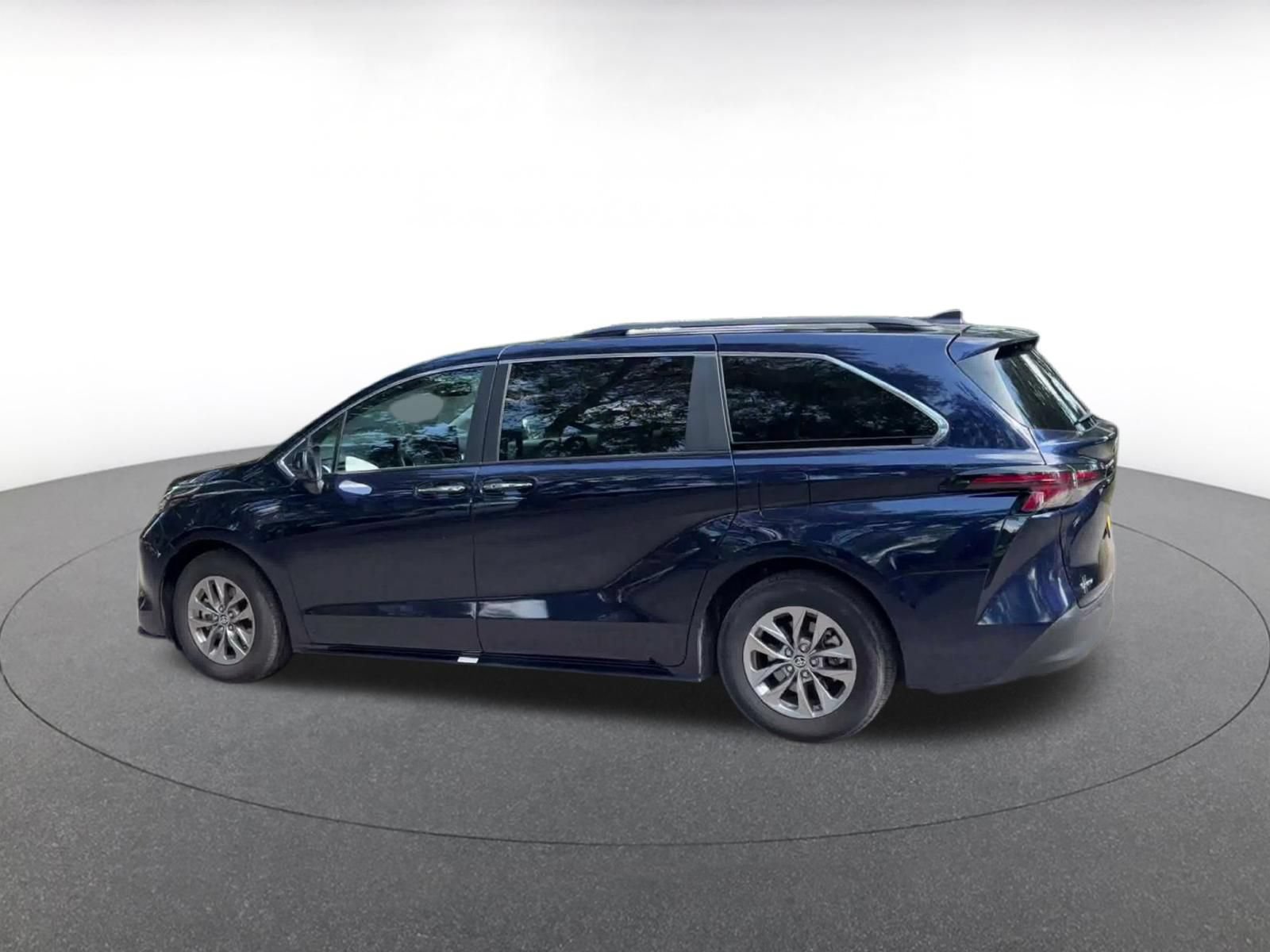 Thumbnail: 2025 Toyota Sienna - 8