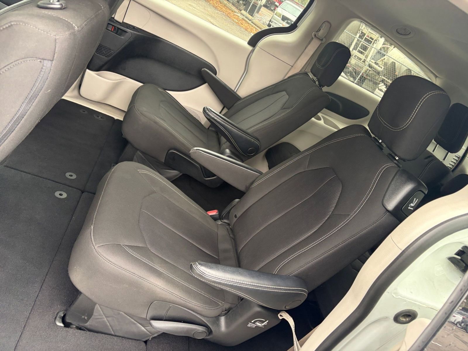 Thumbnail: 2022 Chrysler Voyager - 25