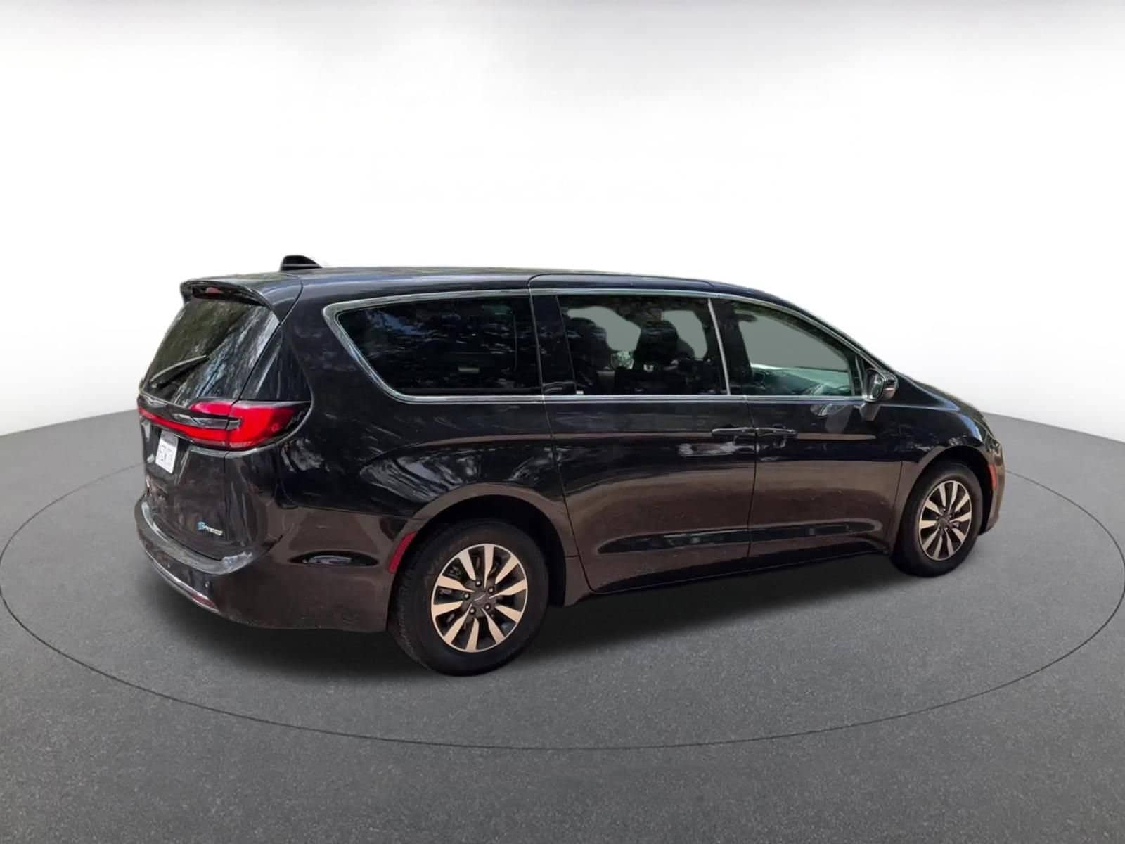 Thumbnail: 2023 Chrysler Pacifica - 15