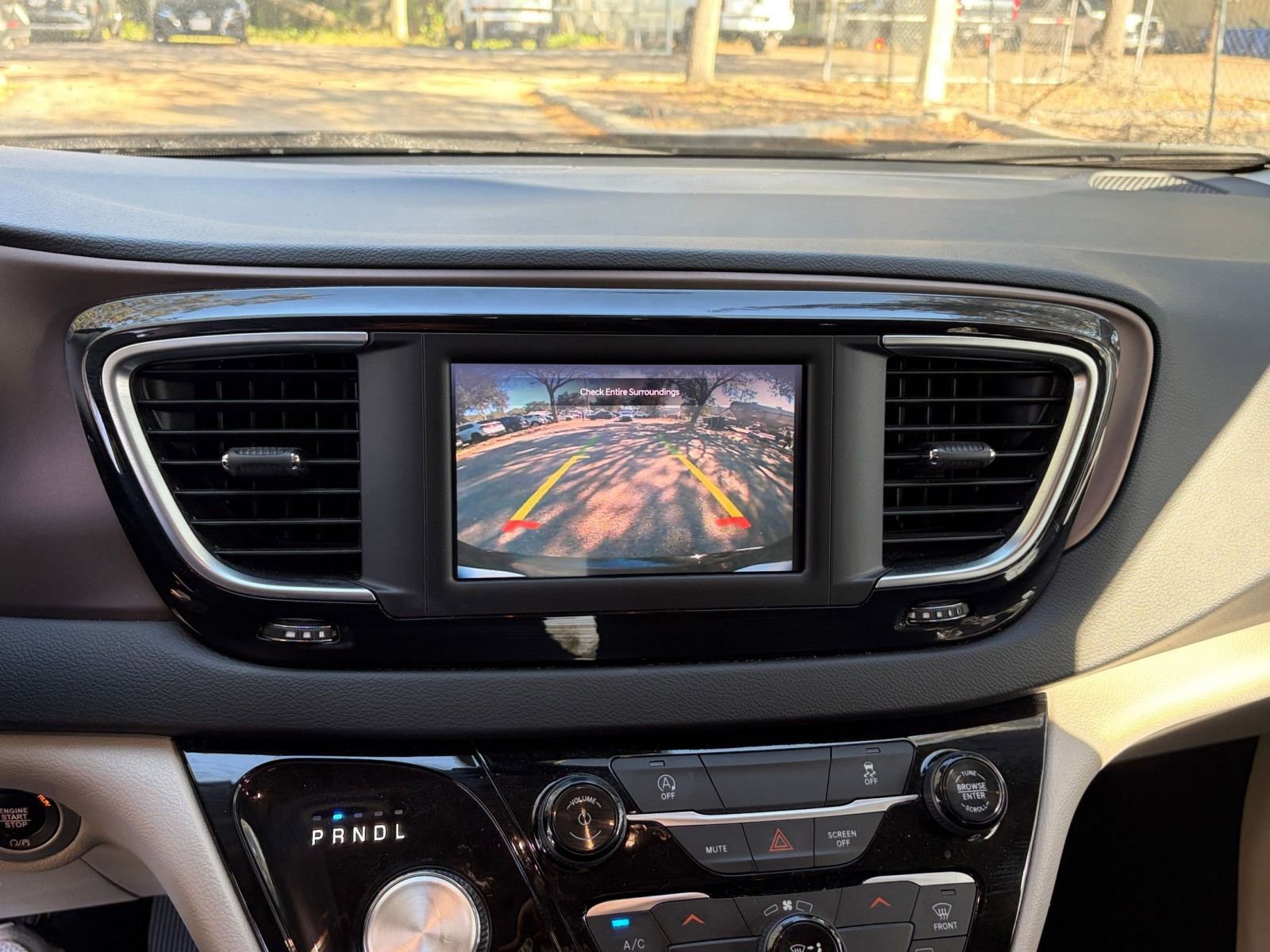 Thumbnail: 2023 Chrysler Voyager - 24