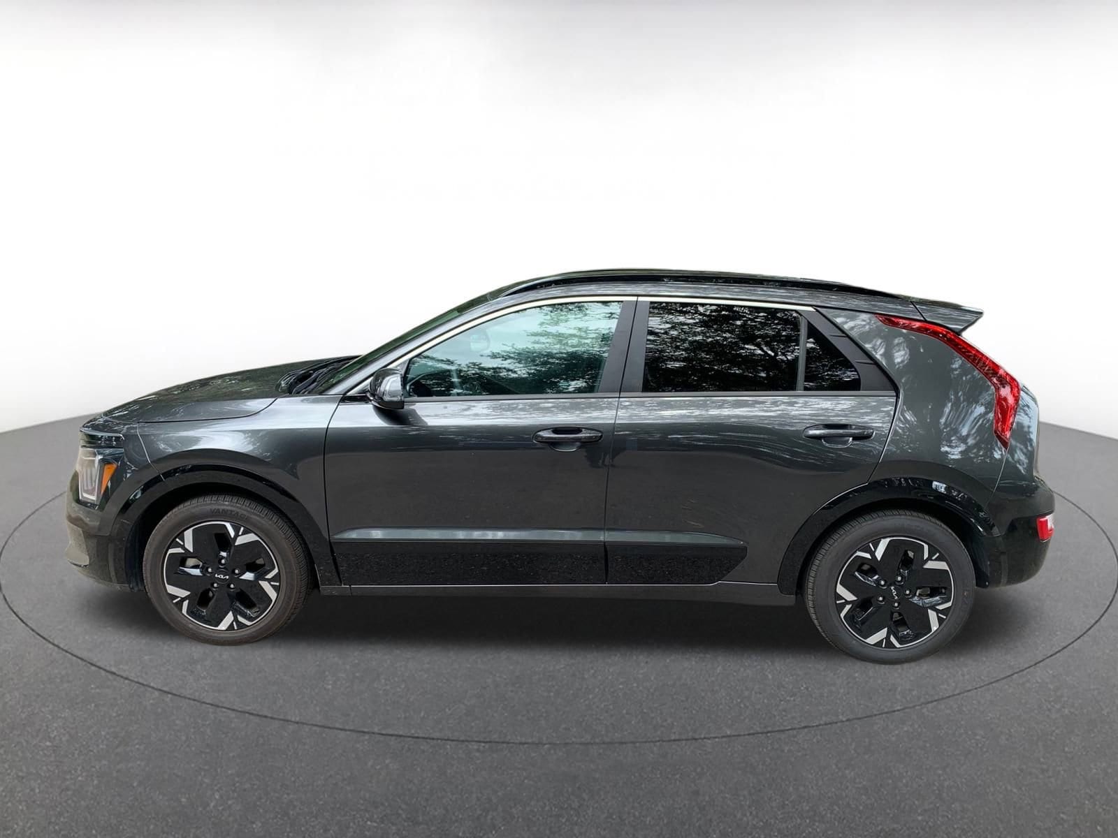 Thumbnail: 2023 Kia Niro - 4