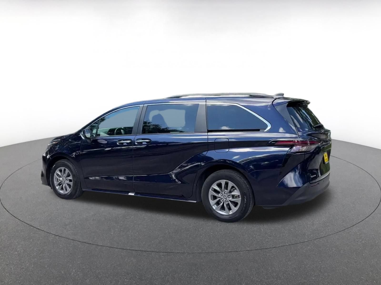 Thumbnail: 2025 Toyota Sienna - 9