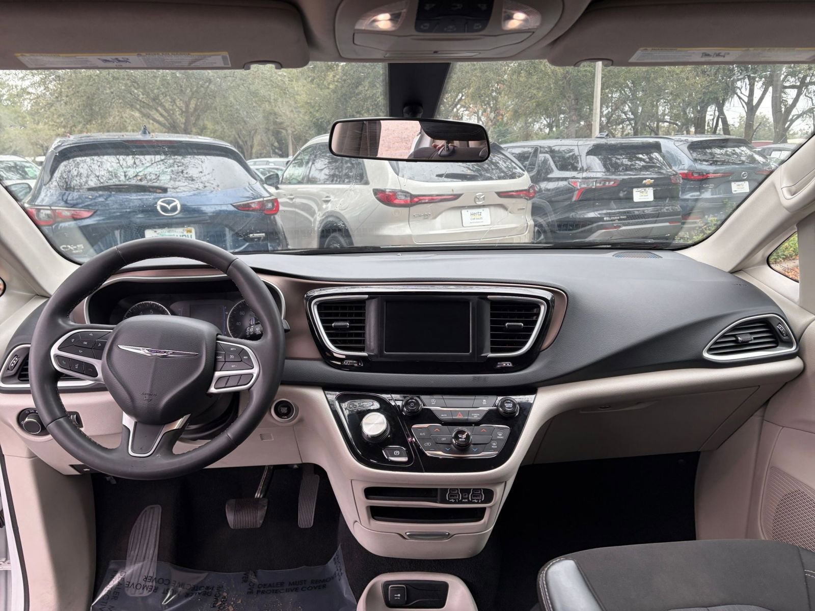 Thumbnail: 2022 Chrysler Voyager - 32