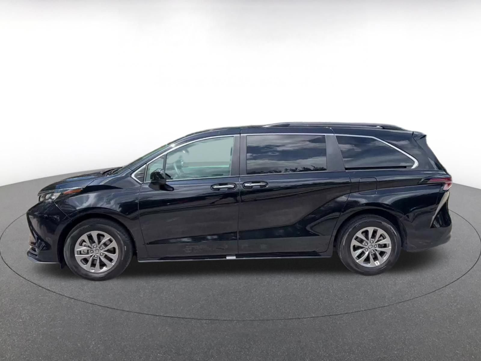 Thumbnail: 2025 Toyota Sienna - 8