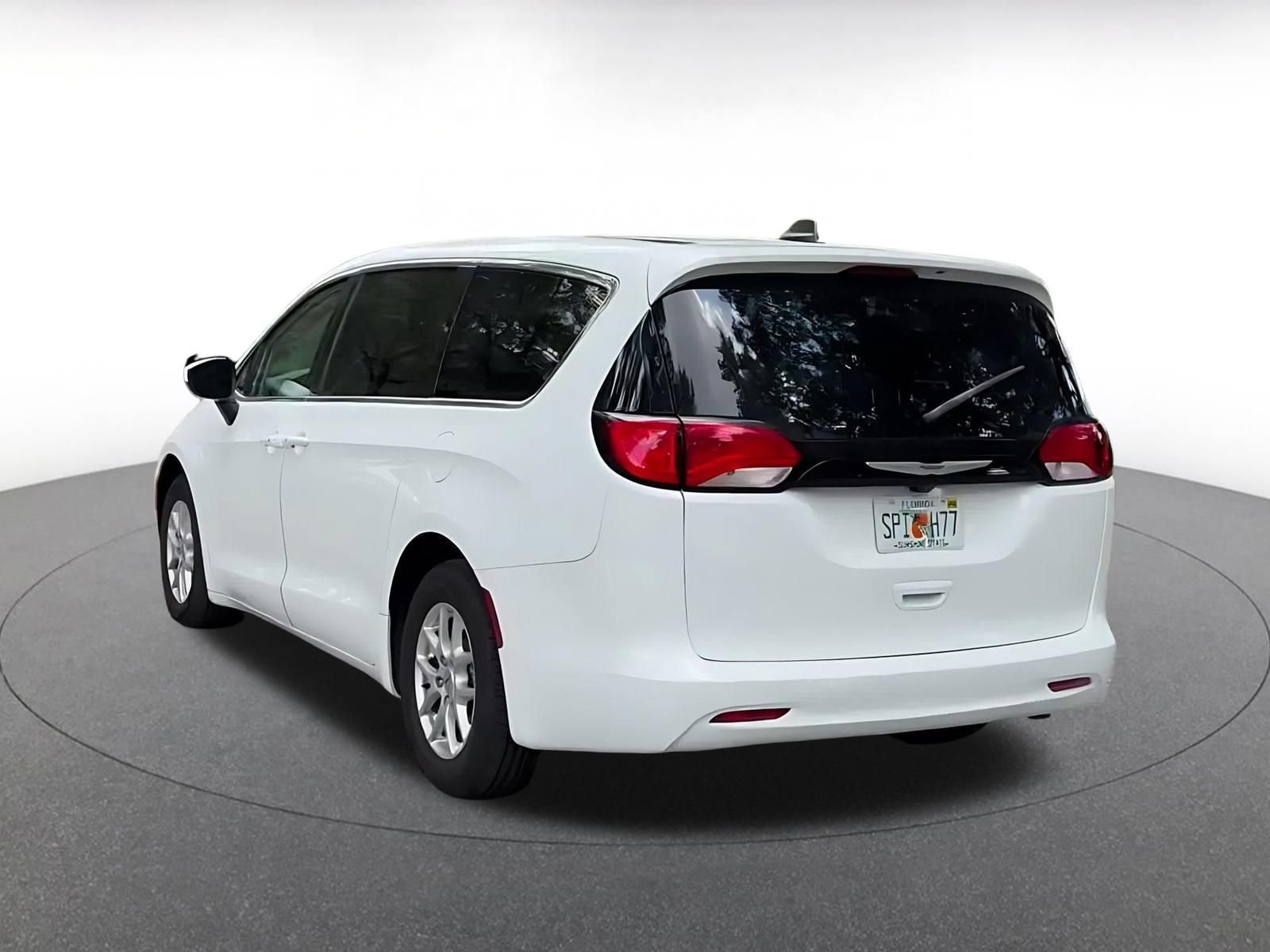 Thumbnail: 2023 Chrysler Voyager - 11