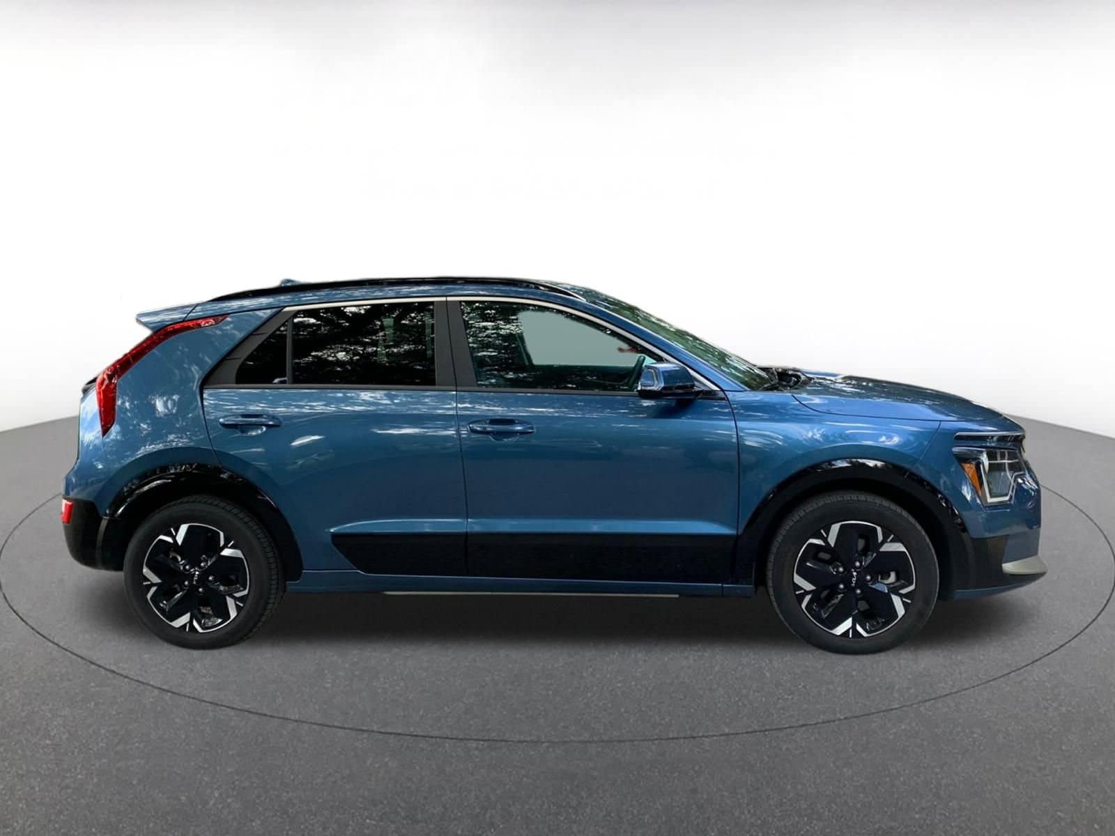 Thumbnail: 2023 Kia Niro - 8