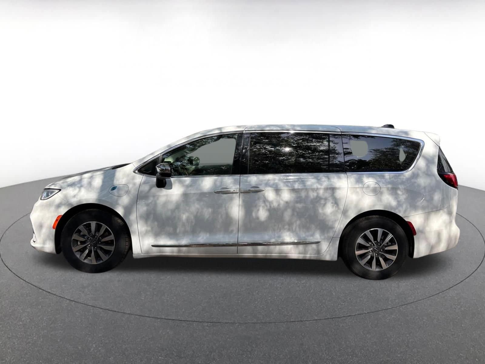 Thumbnail: 2023 Chrysler Pacifica - 4