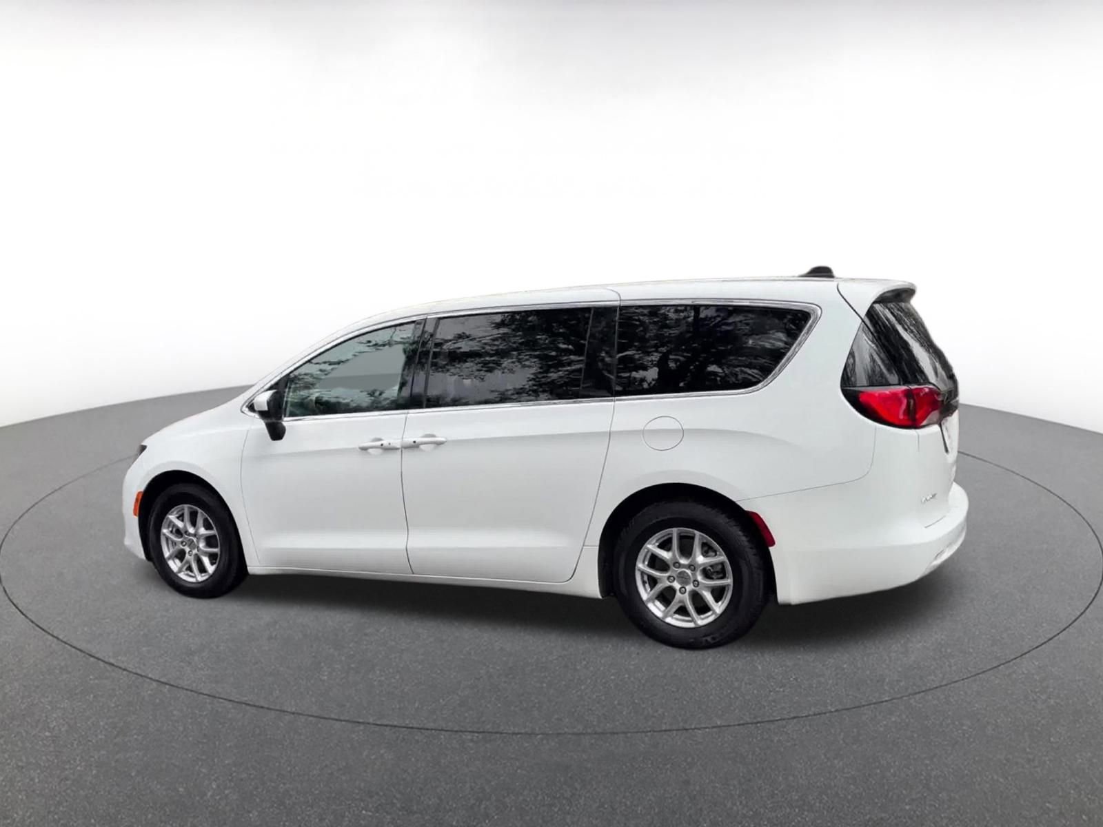 Thumbnail: 2022 Chrysler Voyager - 10