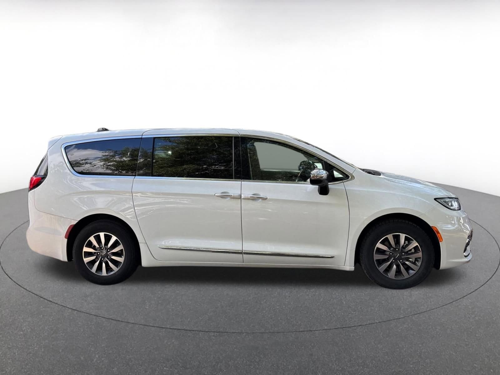 Thumbnail: 2023 Chrysler Pacifica - 8