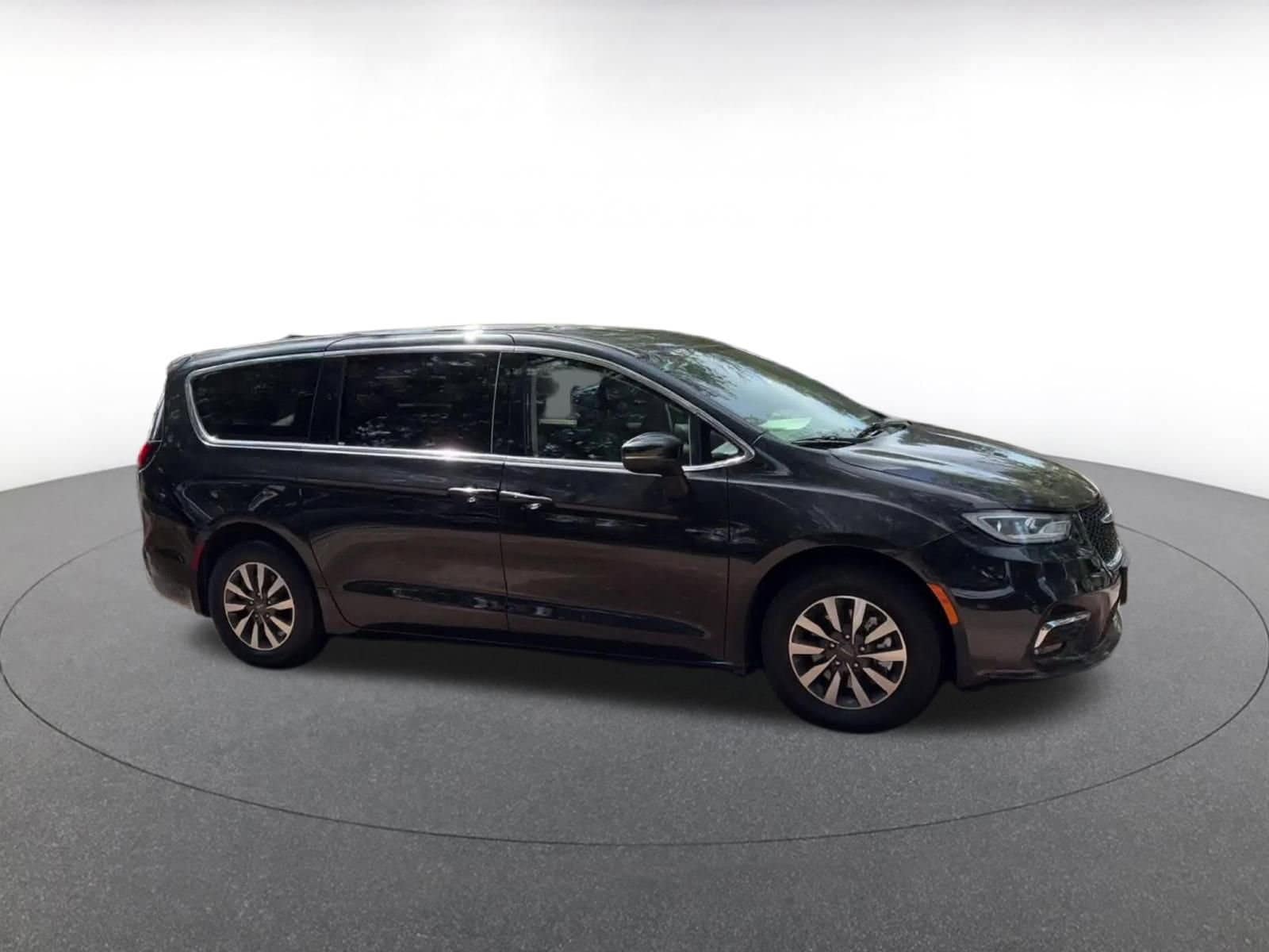 Thumbnail: 2023 Chrysler Pacifica - 2