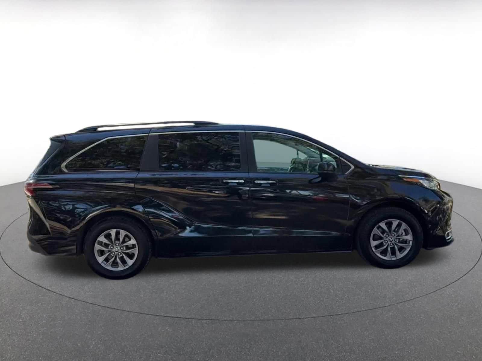 Thumbnail: 2023 Toyota Sienna - 16