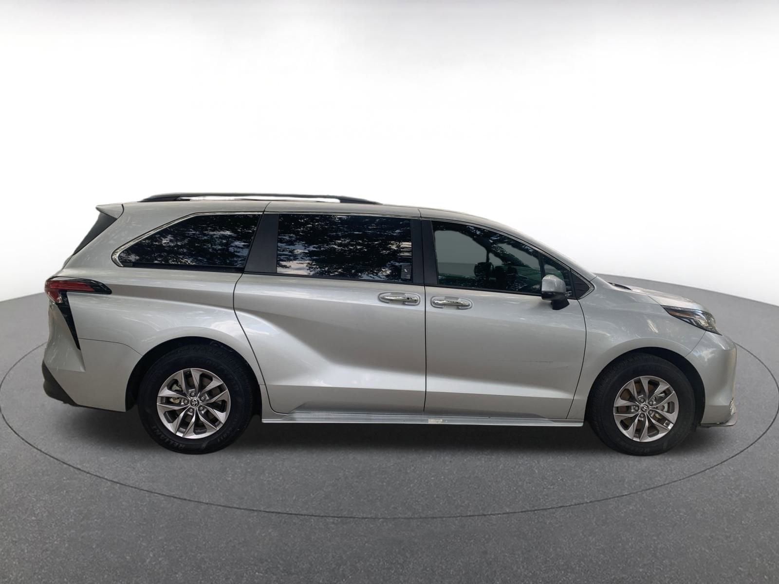 Thumbnail: 2022 Toyota Sienna - 8