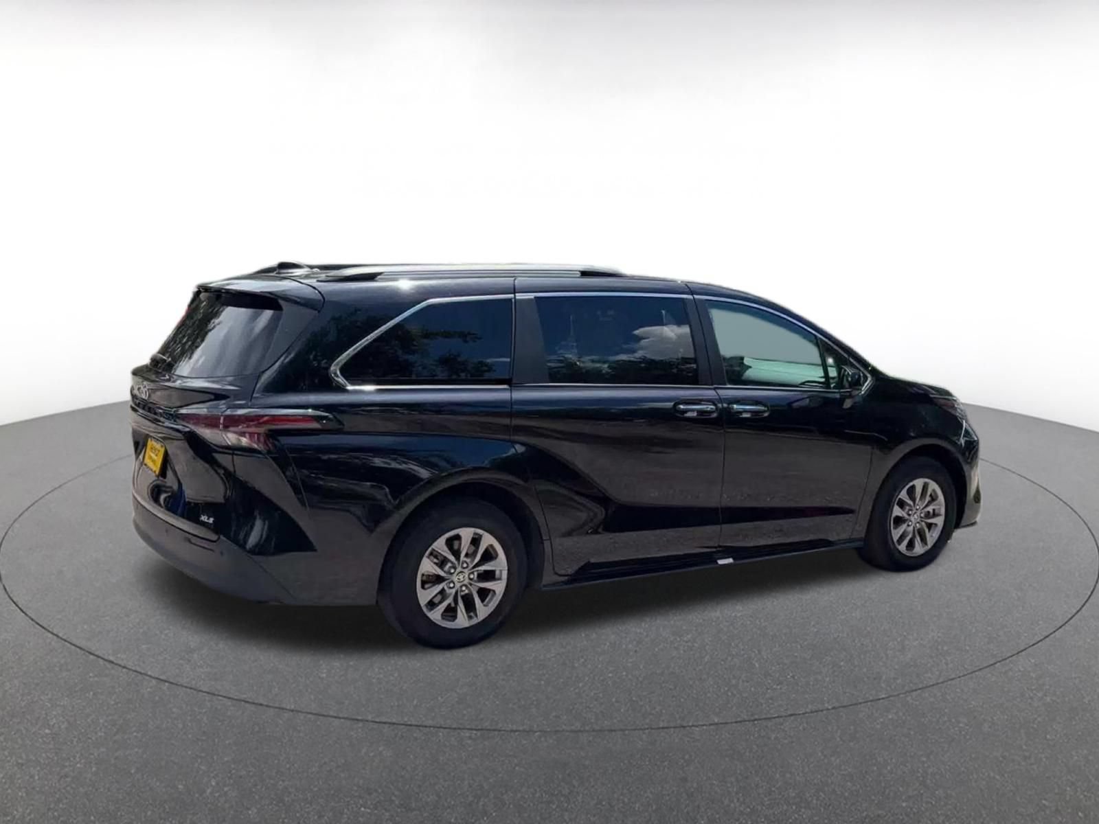 Thumbnail: 2025 Toyota Sienna - 14