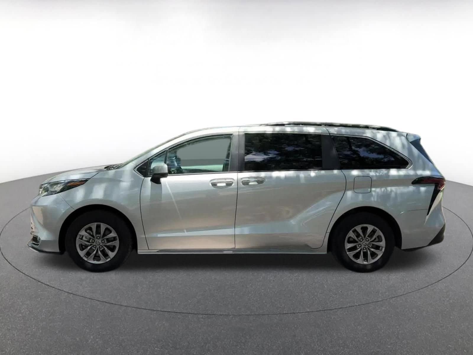 Thumbnail: 2023 Toyota Sienna - 8