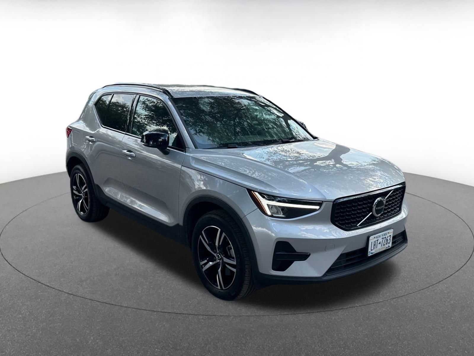 Thumbnail: 2024 Volvo XC40 - 1
