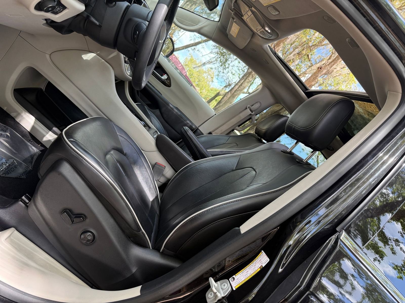 Thumbnail: 2023 Chrysler Pacifica - 24