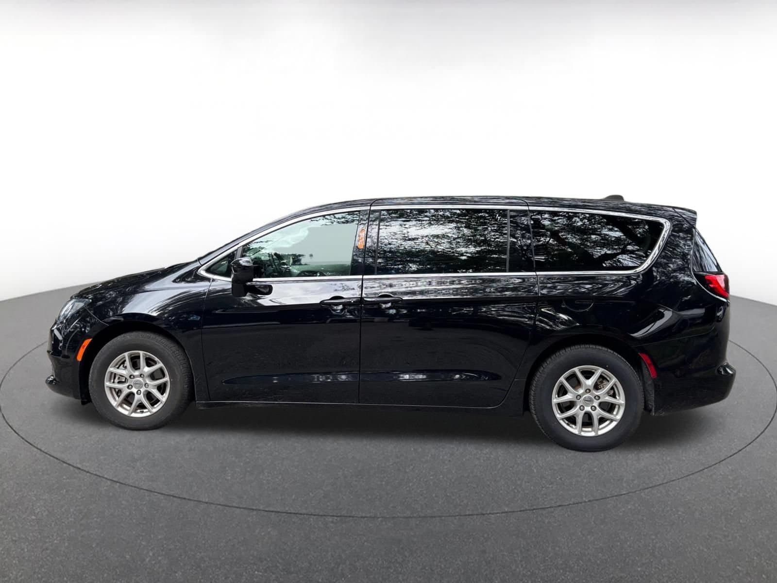 Thumbnail: 2024 Chrysler Voyager - 4