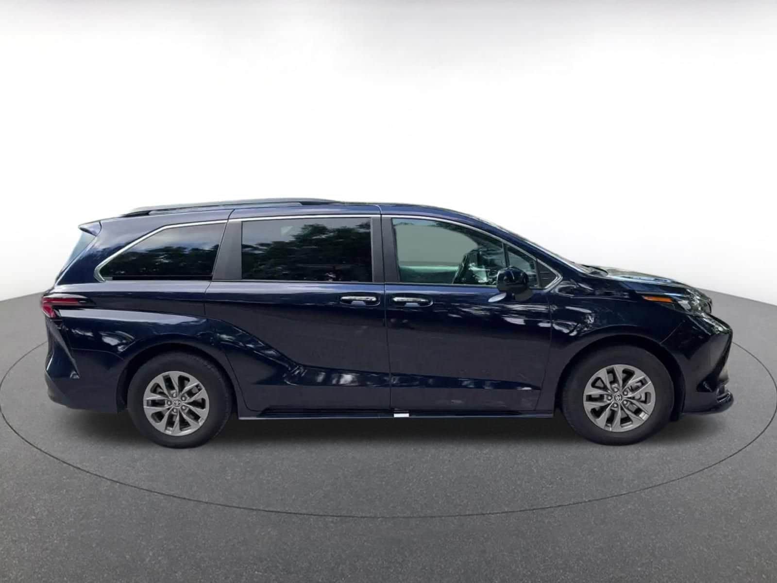 Thumbnail: 2025 Toyota Sienna - 13