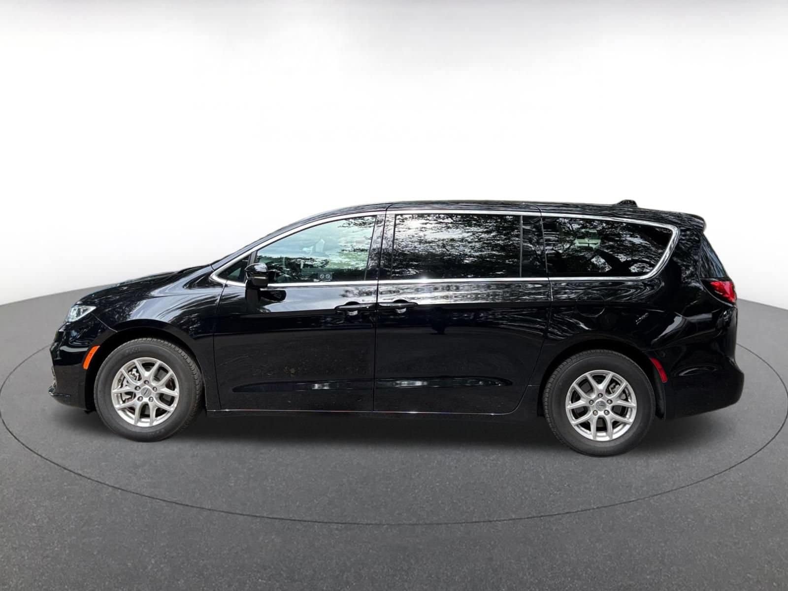 Thumbnail: 2025 Chrysler Pacifica - 4