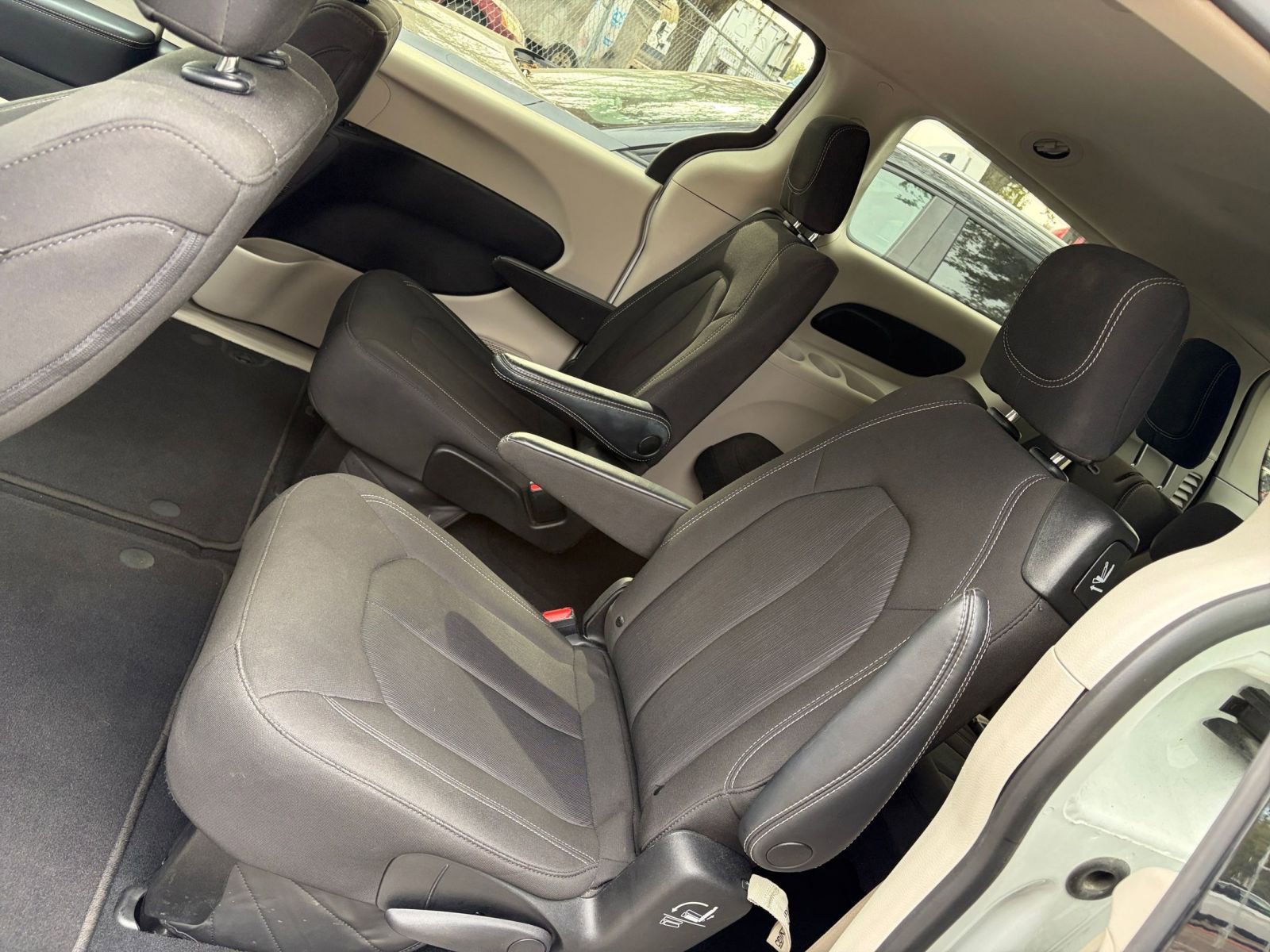 Thumbnail: 2023 Chrysler Voyager - 20