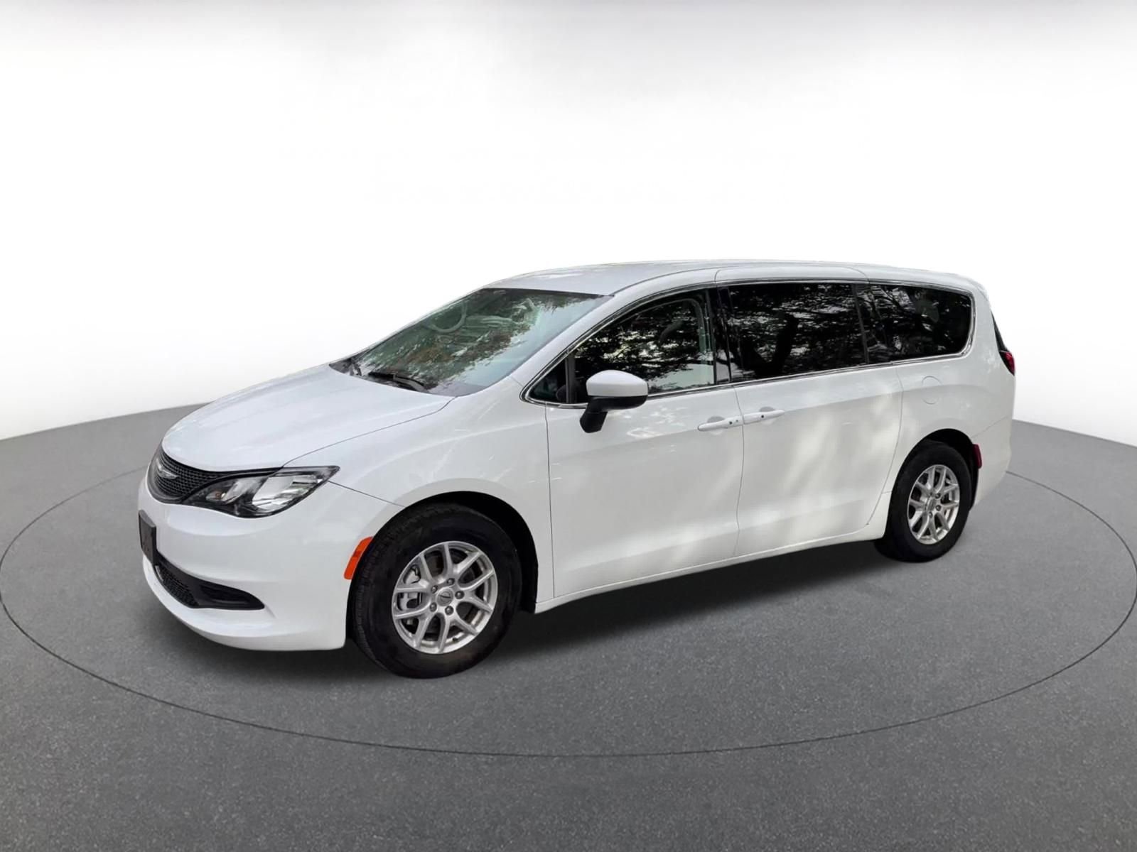 Thumbnail: 2023 Chrysler Voyager - 8