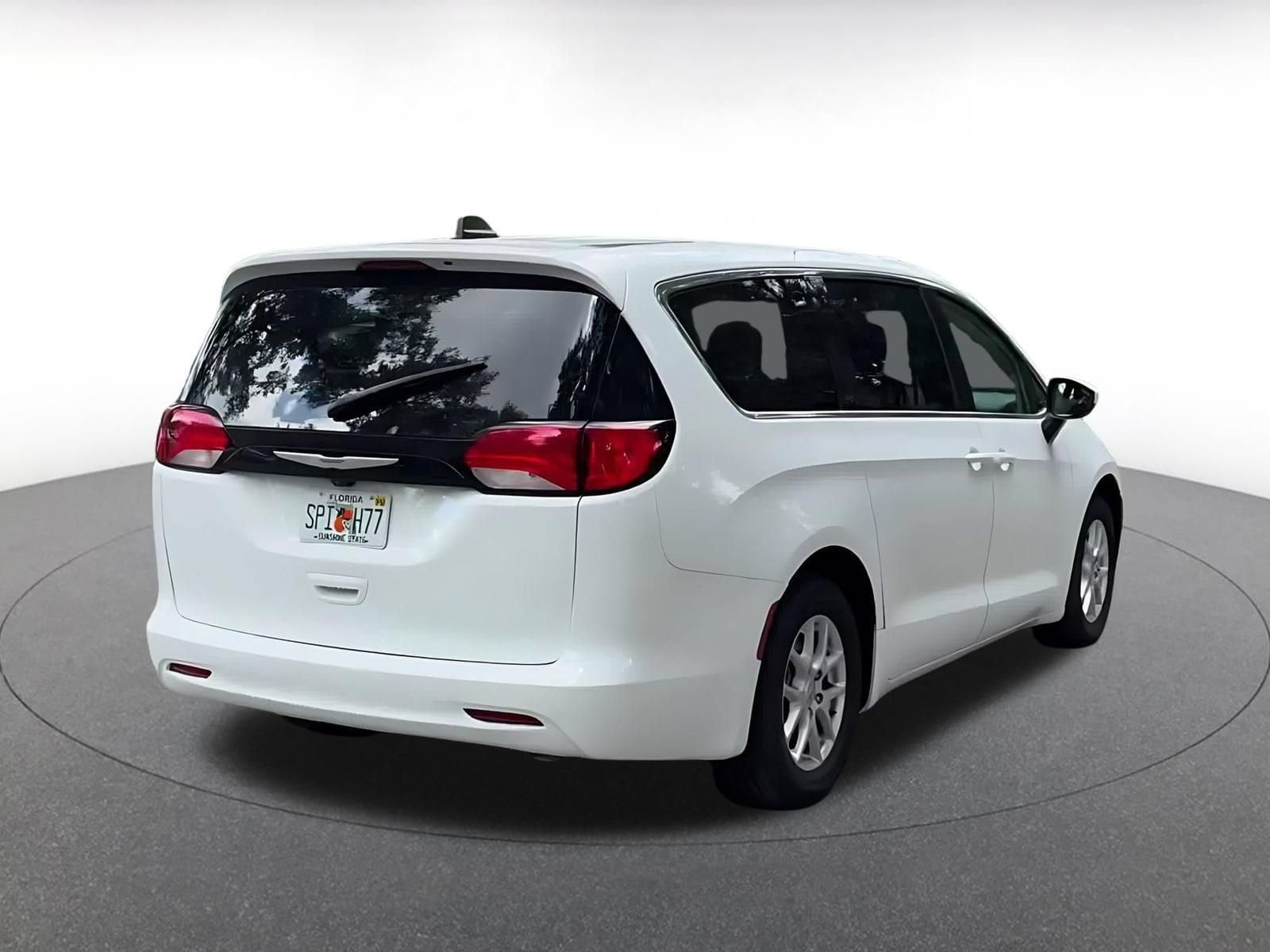 Thumbnail: 2023 Chrysler Voyager - 15