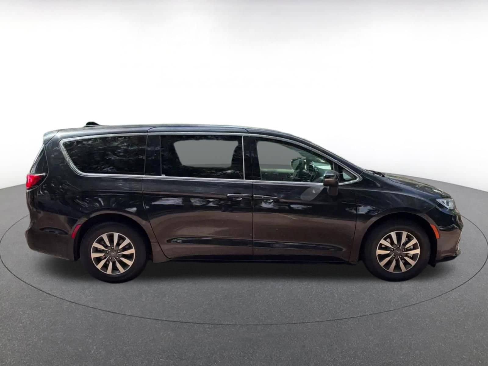 Thumbnail: 2023 Chrysler Pacifica - 16