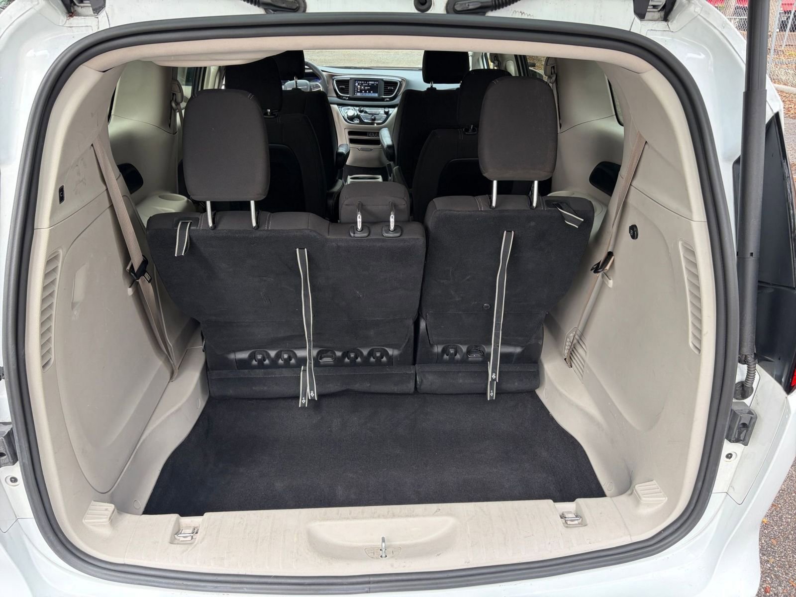 Thumbnail: 2022 Chrysler Voyager - 30