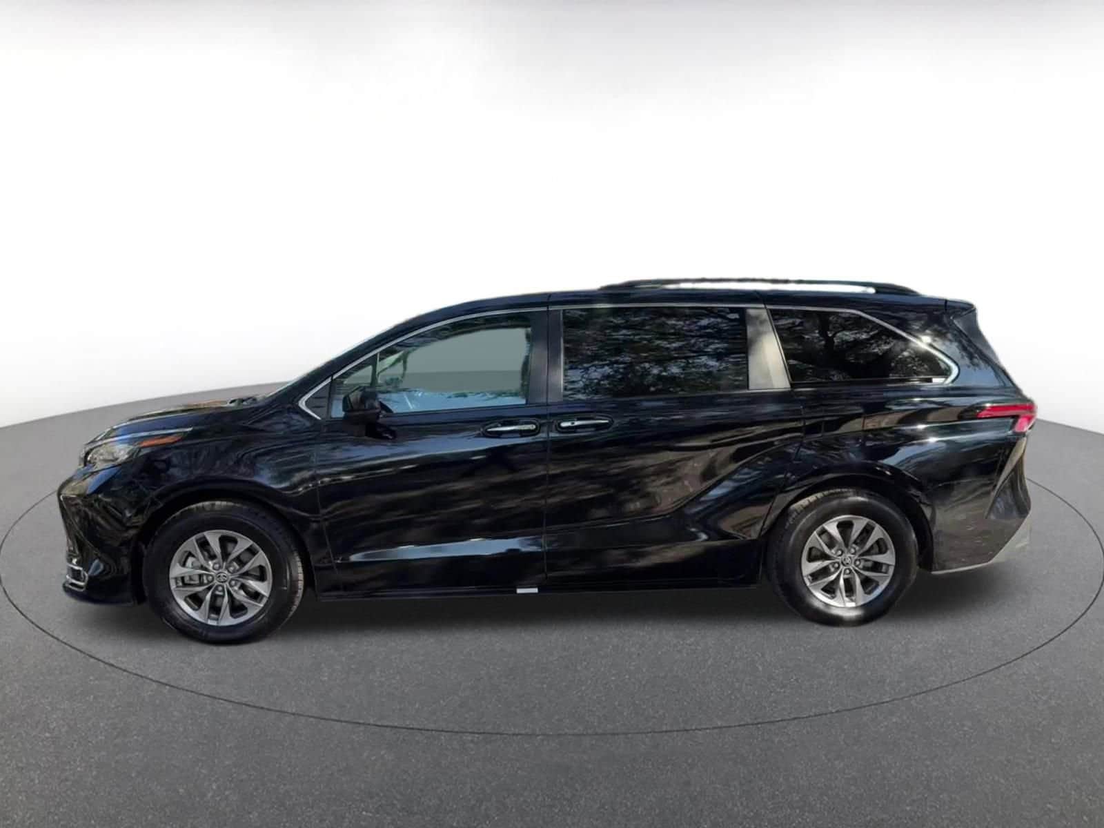 Thumbnail: 2023 Toyota Sienna - 9