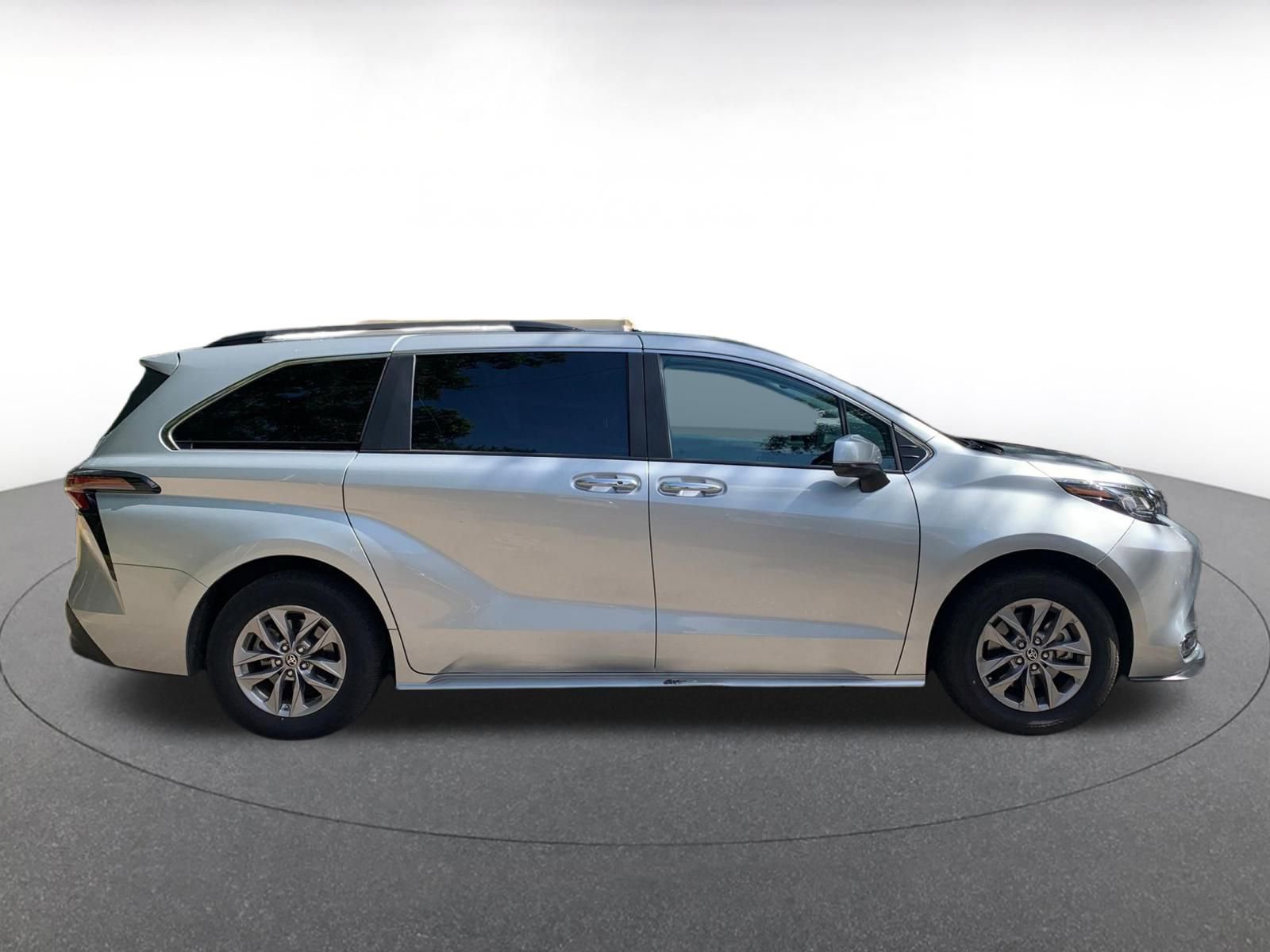 2023 Toyota Sienna XLE 18
