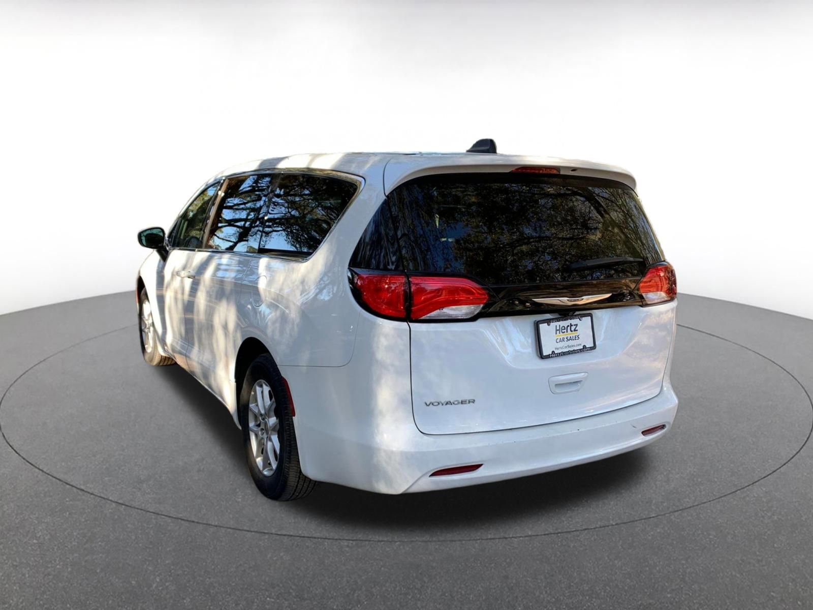 Thumbnail: 2022 Chrysler Voyager - 5