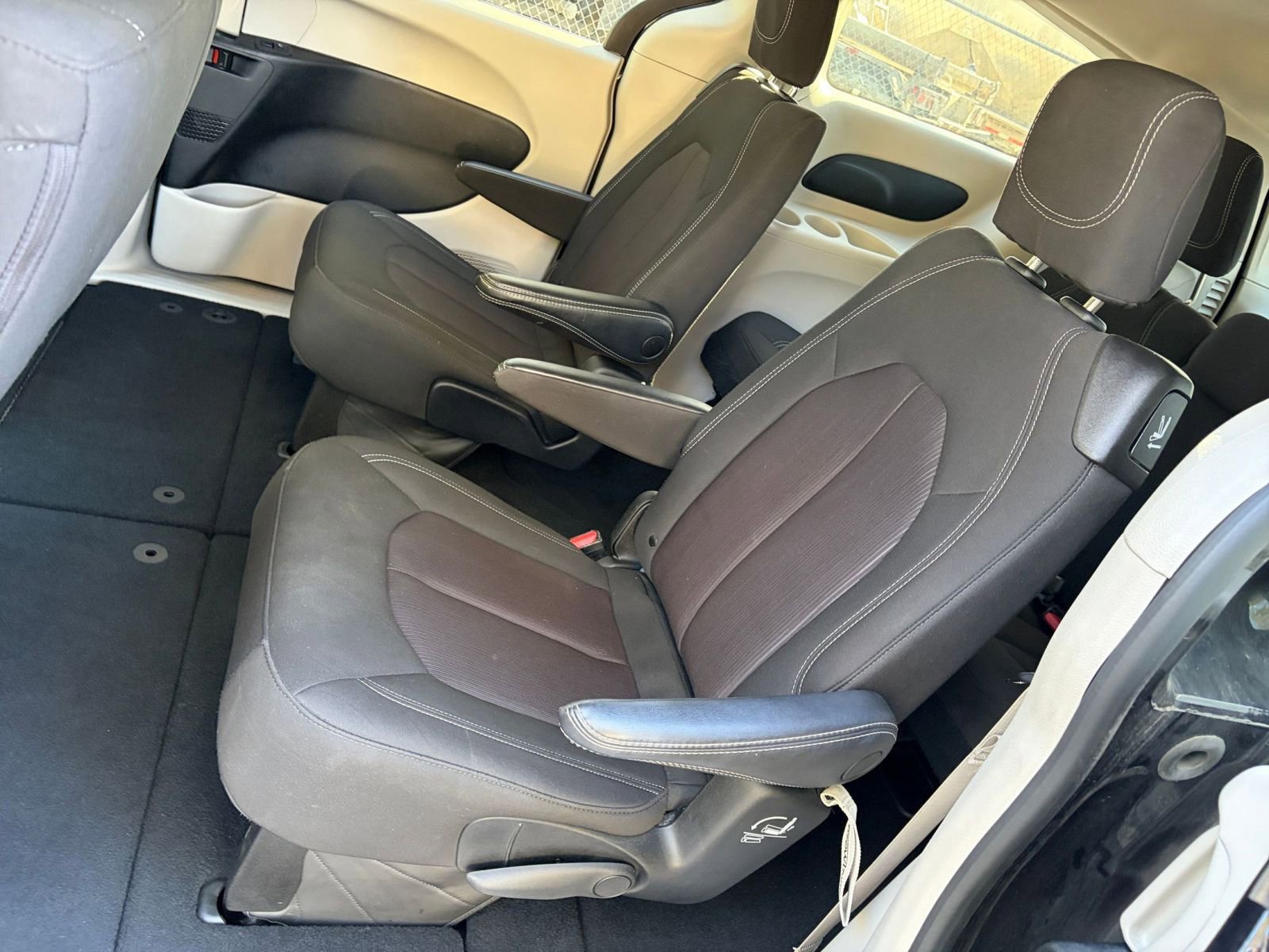 Thumbnail: 2023 Chrysler Voyager - 25