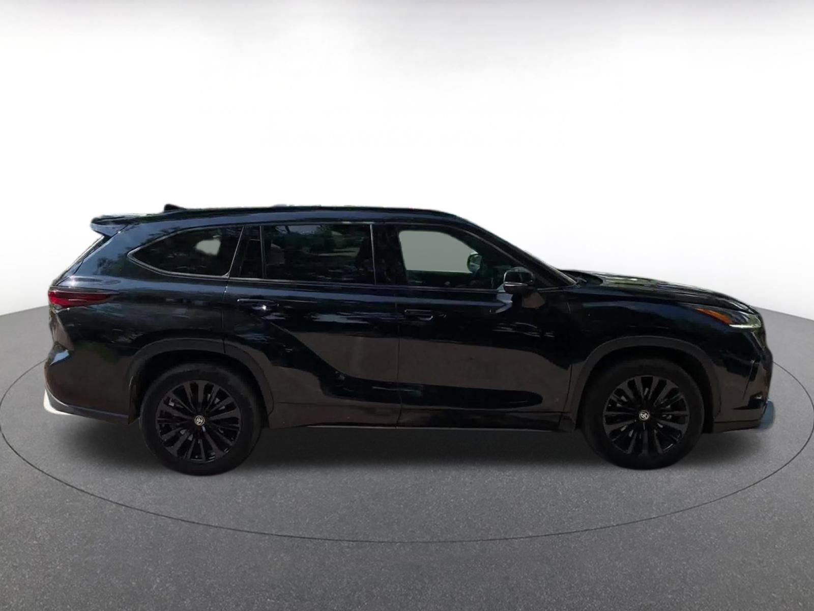 Thumbnail: 2024 Toyota Highlander - 16