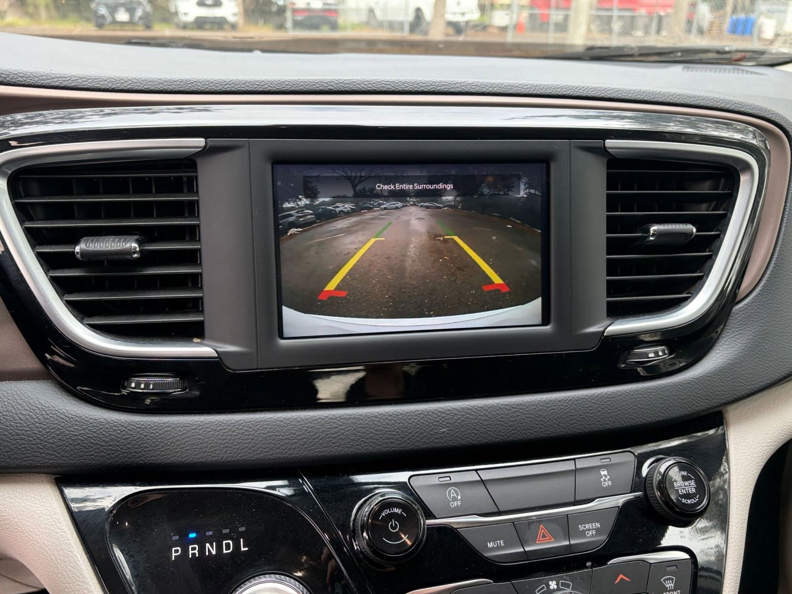 Thumbnail: 2022 Chrysler Voyager - 24