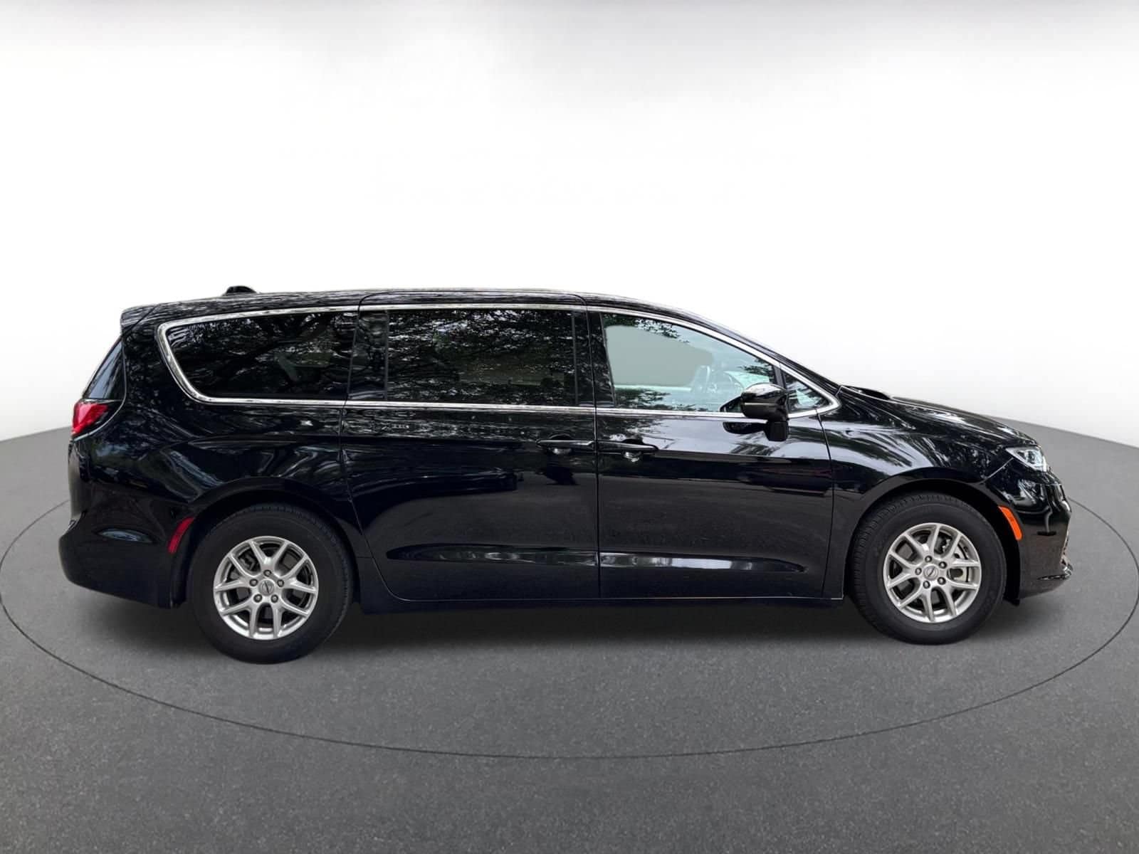 Thumbnail: 2025 Chrysler Pacifica - 8