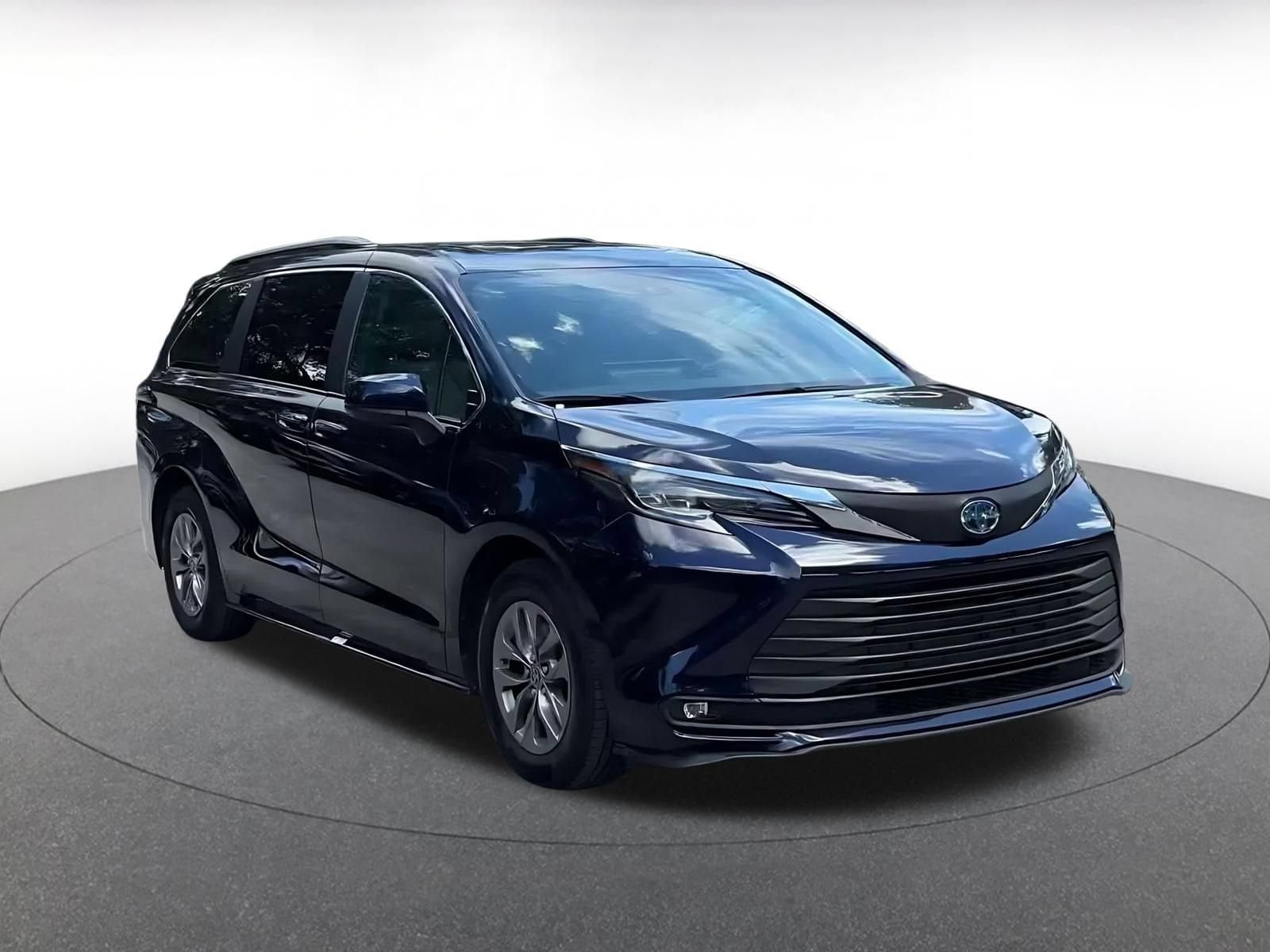 Thumbnail: 2025 Toyota Sienna - 3
