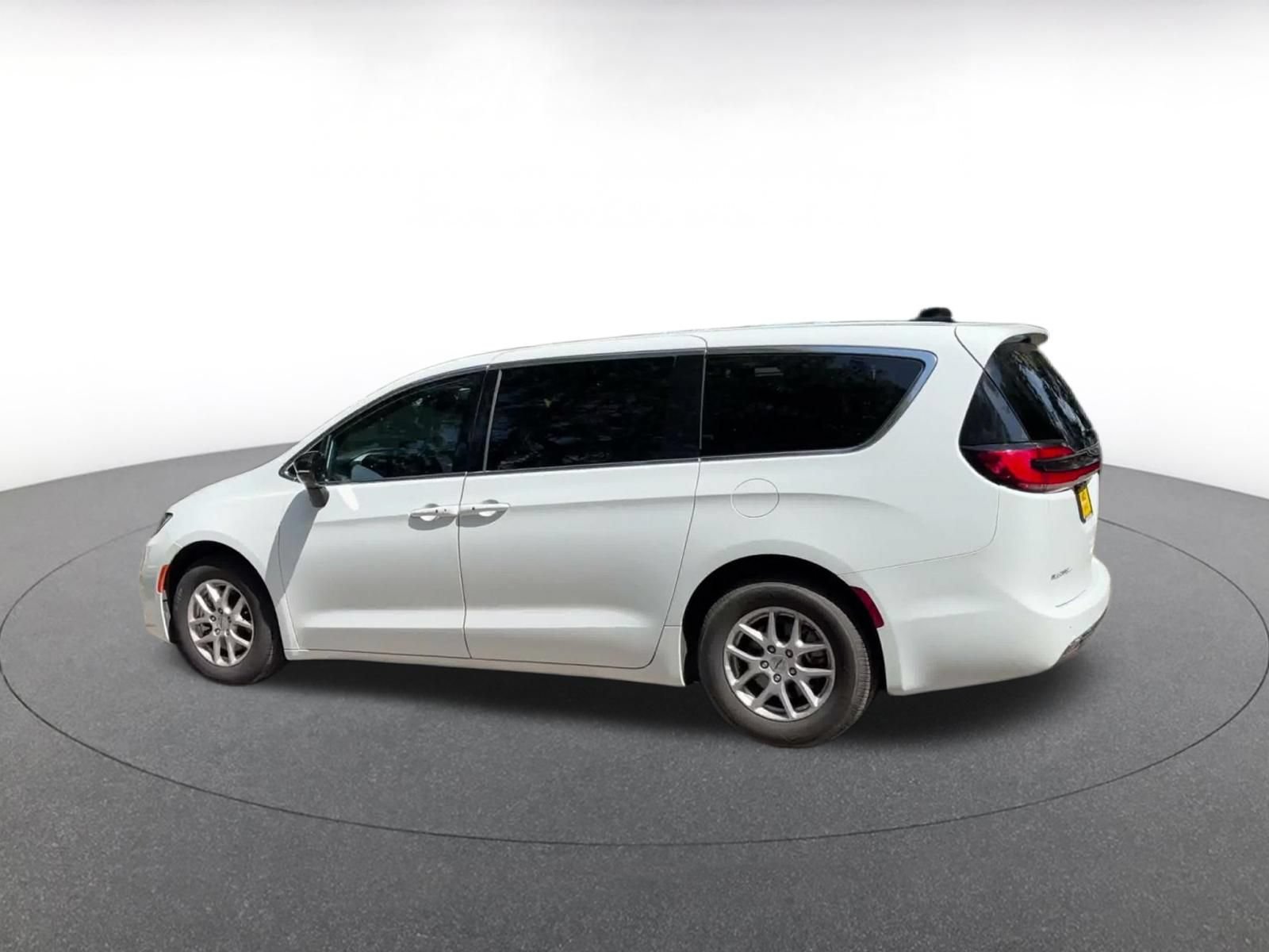 Thumbnail: 2025 Chrysler Pacifica - 10
