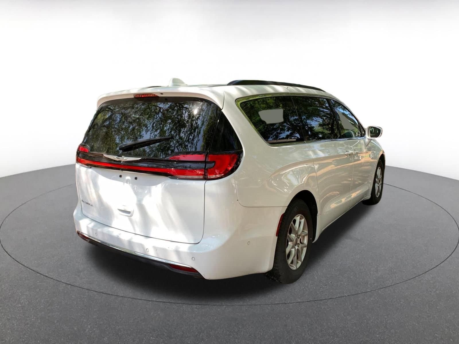 Thumbnail: 2022 Chrysler Pacifica - 7