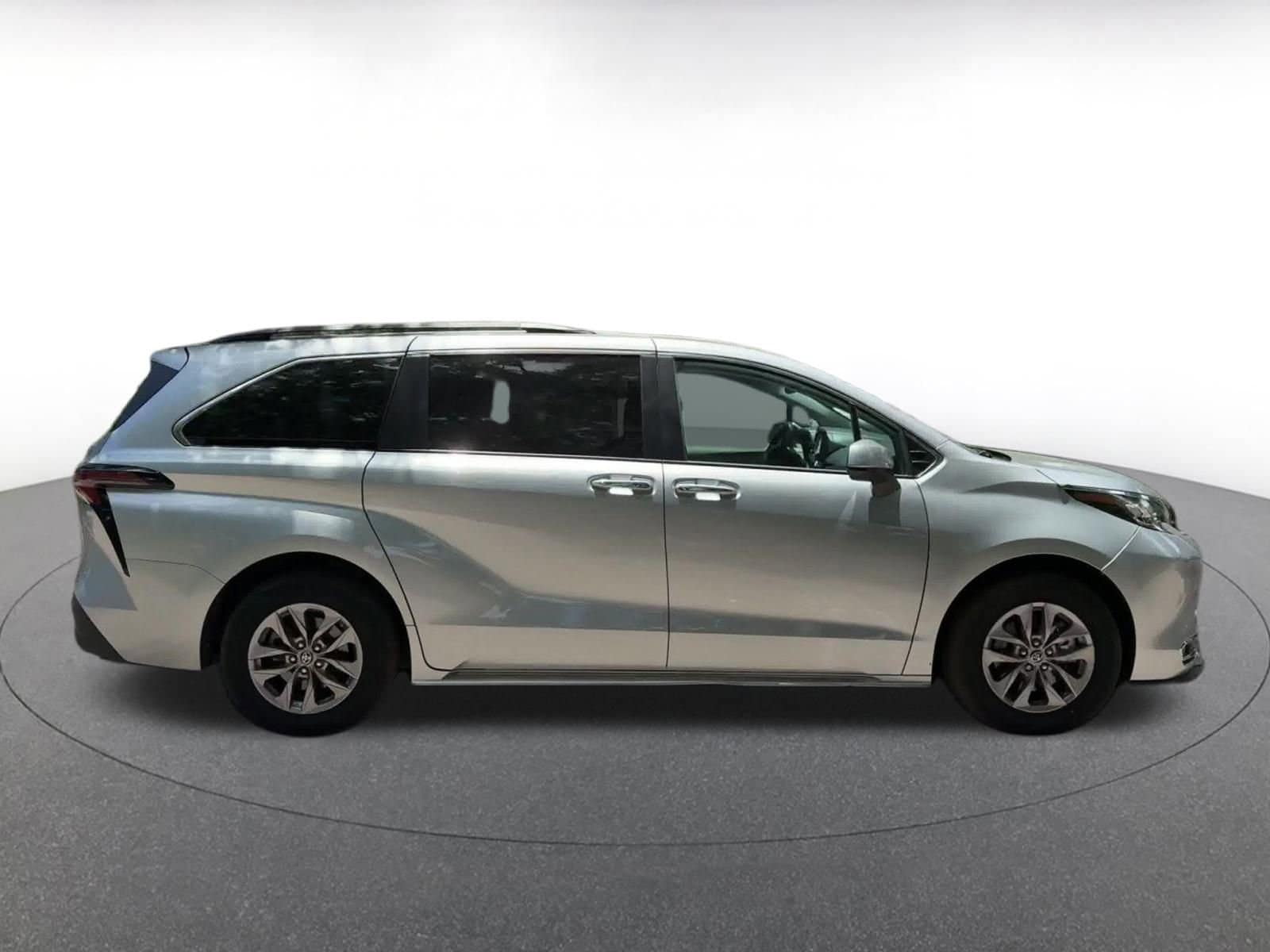 Thumbnail: 2023 Toyota Sienna - 16